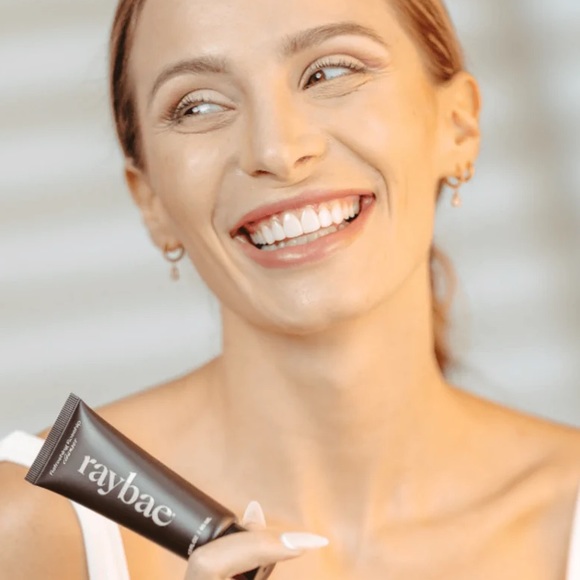 Raybae Vitamin C Rosehip Cleanser - Picture 3 of 5